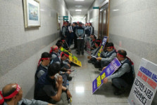 민노총울산본부 ‘고공농성’ 현대중공업 노조간부 강제연행한 경찰 강력 규탄