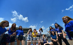 [경향포토]세종대로 보행자거리 공연 참가자들 푸른 하늘 아래 기념촬영
