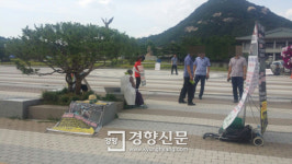 [기타뉴스][포토 뉴스]요즘 청와대 앞 분수대엔 무슨 일이?···1인 시위자들 사연