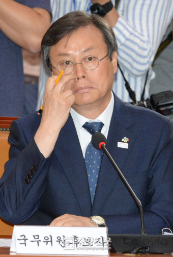 [경향포토]의원질문 경청하는 도종환 장관 후보