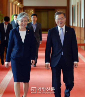 [경향포토]외교부 장관과 입장하는 문재인 대통령