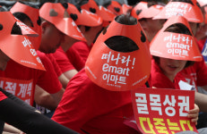 “이마트·‘노브랜드’ 입점은 골목상권 침탈”···이마트 본사 앞으로 몰려간 상인들