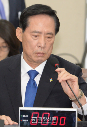 [경향포토]마이크 조정하는 송영무 국방장관 후보자