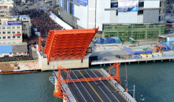 롯데그룹, ‘더불어 사는 기쁨’ 지역사회와 함께 성장 앞장…영도대교 복원·오페라하우스 건립 ‘통큰 기부’