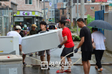 수해 복구 작업 한창인 청주 복대동 주민들[포토 뉴스]