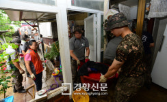 수해 복구 작업 한창인 청주 복대동 주민들[포토 뉴스]