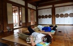 한옥마을 대청마루에서 낮잠 즐기기[경향포토]