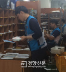 폭염에 복면한 채 하루 2400통 배달 “심박수 체크하며 목숨 걸고 달립니다”