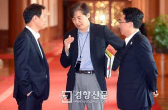 비서실장과 민정수석, 대변인의 대화[경향포토]
