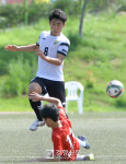 대통령금배 천안제일고 하권천, 태클 피해 공중 부양[경향포토]
