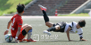 대통령금배 천안제일고 이삭, 태클을 못 피하고[경향포토]