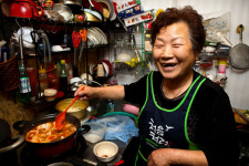 강제철거당한 아현동 포장마차’ 할매들, 요리책 만들다