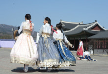 금박에 레이스까지…우리 한복 맞나요?[종로구]