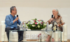 제인 구달·최재천 ‘에코 토크’···“정치인들이 세계를 파괴하도록 놔두지 않겠다고 다짐”