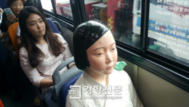 [르포] ’소녀상’ 태우고 달리는 151번 버스···“함께 타니 위안부 문제 더 와닿아”