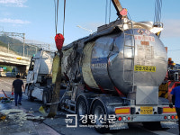 ‘중앙분리대 충돌’ 여수산단 탱크로리, 유해화학물질 유출···여순도로 4시간동안 교통혼란
