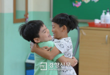 친구야 오랜만이야~[경향포토]