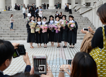 [경향포토]경희대 후기 학위수여식