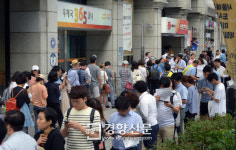 문 대통령 기념 우표 판매...우체국 앞 장사진[경향포토]