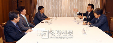 도종환 장관과 토론중인 권호욱 기자협회 부회장[경향포토]