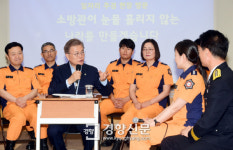 비싼 보험료 내야 하는 소방공무원, 정부 지원될까