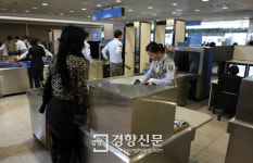 항공사들, 인천공항에 “퍼스트·비즈니스석 승객 출국수속 빠르게 ‘패스트 트랙’ 포함” 요구