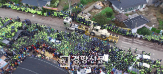 성주 기지 향하는 사드 장비[경향포토]