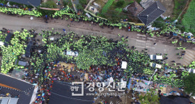 [경향포토]성주 소성리 마을회관 앞 경찰과 주민 밤샘 대치