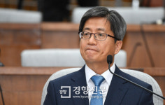 야당의원 질문 듣는 김명수 후보자[경향포토]