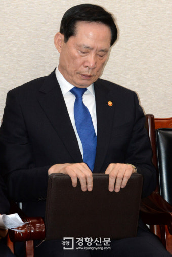 [경향포토]법안심의 기다리는 송영무 국방장관