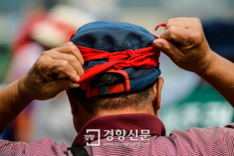 [경향포토]머리끈 고쳐묶는 대한 육견협회 회원