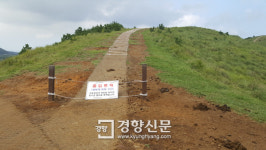 ‘방송탄뒤 유명세’ 제주오름, 불법주차 탐방로 훼손 ‘몸살’