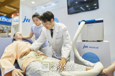 JW 메디칼, 노인환자 위한 대소변 처리기기 케어비데 선보여[경향포토]