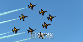 블랙이글 편대 시범비행[경향포토]