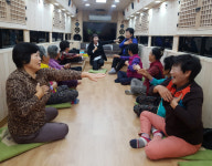 오지마을 찾아 웃음 주는 ‘움직이는 노인복지관’