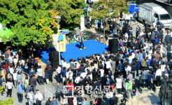 정동길에서 펼쳐지는 정오의 공연[경향포토]