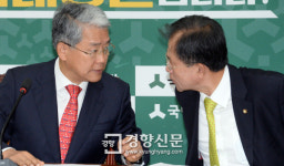 김동철-윤영일 대화[경향포토]