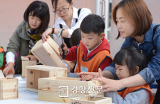 목공 한마당 참가 어린이들[경향포토]