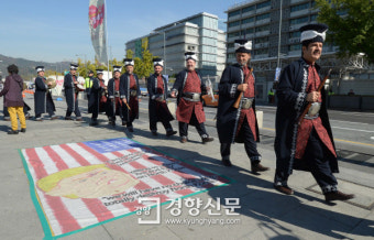 [경향포토]트럼프 규탄 농성장 지나는 터키 군악대