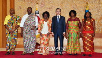 [경향포토]주한 가나대사와 기념촬영하는 문재인 대통령