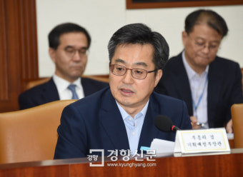 김동연 부총리 “최저임금 지원방안 5일 발표”