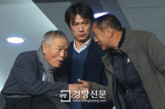 [경향포토]콜롬비아전 관람하는 홍명보 축구협회 신임 전무