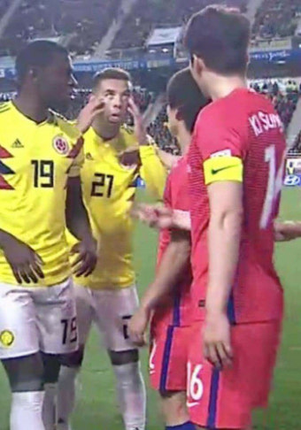 축구협회, 눈 찢는 ‘인종차별’ 제스처 한 콜롬비아 선수 징계 요청