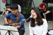 인디 뮤지션부터 아이돌까지 뛰어드는 ‘신촌 버스킹’