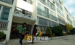 간단한 생필품을 가지고 나오는 주민들[경향포토]