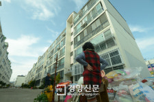 붕괴위험 대성아파트 바라보는 주민[경향포토]