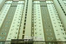 포항 벽이 갈라진 아파트[경향포토]
