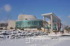 시골마을에 유명 아티스트 찾는 이유는?