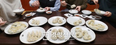 ‘왕만두’는 비비고·풀무원 각각 2명, 동원은 1명이 ‘새우만두’는 5명 모두 피코크의 손을 들어주었다