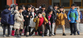 “야호~” 겨울방학 시작[포토뉴스]